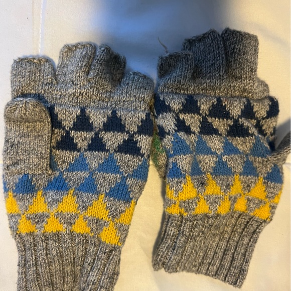 Boys Gap & Caters Gloves Assorted Sizes and Brands - Picture 3 of 7